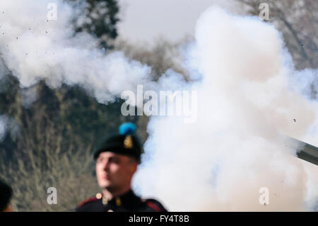 Les soldats de l'Ulster 'Gunners' dans l'uniforme de cérémonie fire un hommage sur un L118 Canon obusier (léger) Banque D'Images