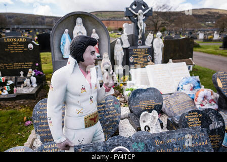 Un grand nombre de monuments de pierre de marbre sur une tombe dans un cimetière irlandais, y compris une grande statue d'Elvis Presley. Banque D'Images