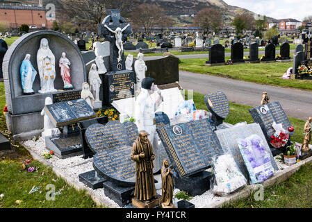 Un grand nombre de monuments de pierre de marbre sur une tombe dans un cimetière irlandais, y compris une grande statue d'Elvis Presley. Banque D'Images