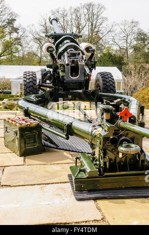 105mm canon de campagne d'obusiers de l'Artillerie royale avec une boîte de munitions de charges explosives prêt à être tiré. Banque D'Images