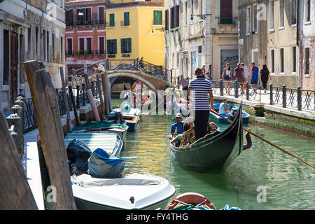 Venise, Italy-August:12,2014 gondoliers vénitiens transporter certains touristes sur une gondole à Venise au cours d'une journée ensoleillée à l'intérieur de sa Banque D'Images