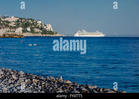 Ferry part du port de Nice. Mer Méditerranée. Banque D'Images