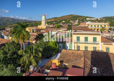 Les toits de tuiles rouges et clocher emblématique de l'UNESCO-préservé Trinidad, Cuba contre la Loma de la Vigia hill. Banque D'Images