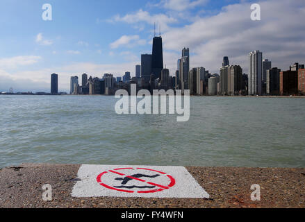 Le centre-ville de Chicago skyline et un pas de la natation et la plongée s'est vu du sentier le long du lac à North Avenue Beach à Chicago Banque D'Images