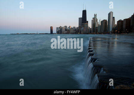 L'eau coule au large de la digue le long du sentier du lac à la North Avenue Beach à Chicago, Illinois, États-Unis d'Amérique Banque D'Images