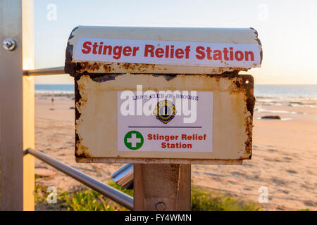 La station de secours contenant Stinger donnés du vinaigre sur Cable Beach à Broome, Kimberley, Western Australia, Australia Banque D'Images