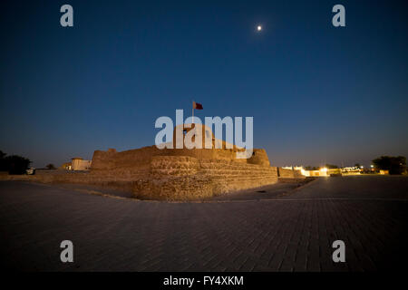 Vue de nuit Fort Arad à Muharraq. Bahreïn, Moyen-Orient Banque D'Images