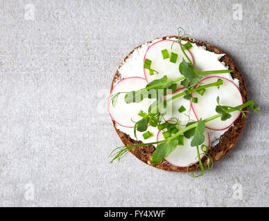 Sandwichs sains à l'aide d'un pain de grains, fromage à la crème et des verts, vue du dessus Banque D'Images