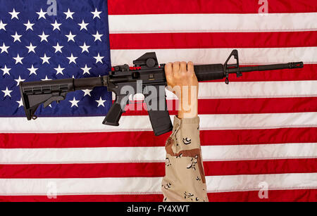 AR15 M4A1 avec M16 Homme Soldat arme Carabine automatique Style Drapeau USA sur la liberté de la notion de patriotisme veteran Banque D'Images