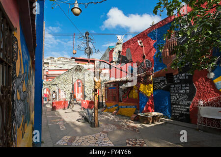 Vue horizontale de l'art à l'intérieur de Hamel's Alley à La Havane, Cuba Banque D'Images