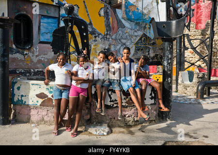 Portrait horizontal des enfants à Hamel's Alley à La Havane, Cuba. Banque D'Images