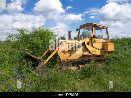 Vieux bulldozer rouillé Banque D'Images