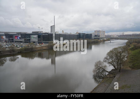 Moskova et Crocus City Hall, Moscou, Russie - 15 Avril 2016 : vue sur Crocus Expo du pont sur la rivière Moskva. Banque D'Images