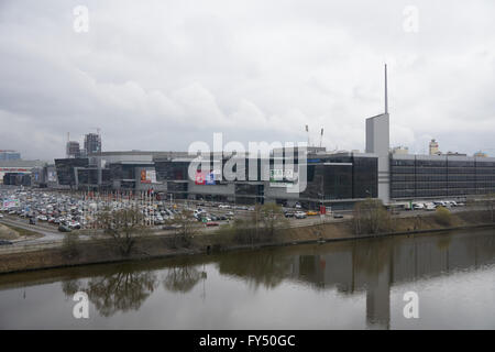 Moskova et Crocus City Hall, Moscou, Russie - 15 Avril 2016 : vue sur Crocus Expo du pont sur la rivière Moskva. Banque D'Images