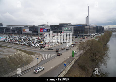 Moskova et Crocus City Hall, Moscou, Russie - 15 Avril 2016 : vue sur Crocus Expo du pont sur la rivière Moskva. Banque D'Images