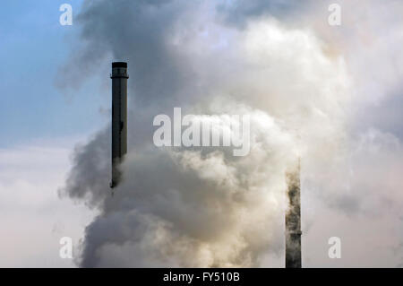 Conceptual image montrant la pollution de l'industrie pétrochimique montrant la fumée des cheminées comprises avec Banque D'Images