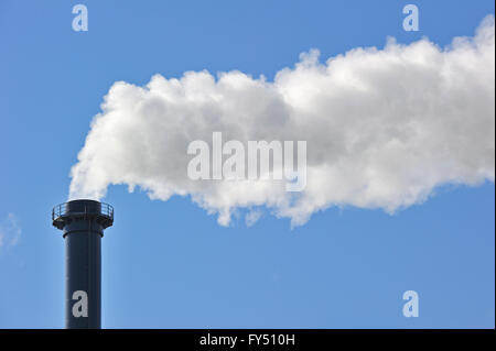 Conceptual image montrant la pollution atmosphérique industrielle montrant l'émission de la cheminée fume dans l'atmosphère Banque D'Images