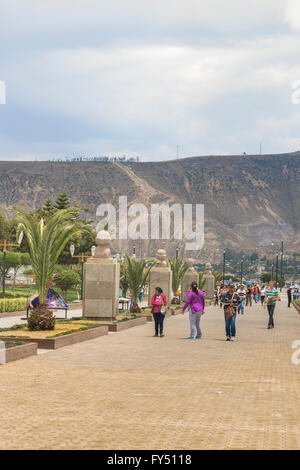 QUITO, EQUATEUR, octobre - 2015 - Groupe de touristes visiter les plus visités situation touristique en Equateur, la terre du milieu mon Banque D'Images