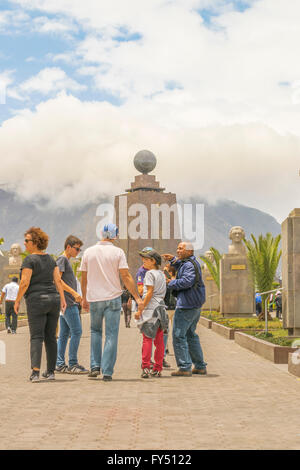 QUITO, EQUATEUR, octobre - 2015 - Groupe de touristes visiter les plus visités situation touristique en Equateur, la terre du milieu mon Banque D'Images