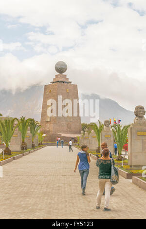 QUITO, EQUATEUR, octobre - 2015 - Groupe de touristes visiter les plus visités situation touristique en Equateur, la terre du milieu mon Banque D'Images