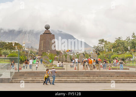 QUITO, EQUATEUR, octobre - 2015 - Groupe de touristes visiter les plus visités situation touristique en Equateur, la terre du milieu mon Banque D'Images