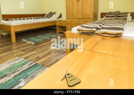 Un élément clé d'une chambre à l'auberge deux étoiles se trouve sur une table en bois. Focus sélectif. Banque D'Images
