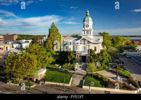 Tôt le matin, vue sur la ville et l'hôtel de ville d'Athènes, Géorgie, USA Banque D'Images