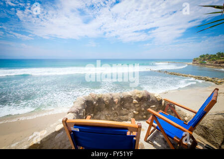 Chaises de plage sur le rocher surplombant la plage et l'océan Pacifique -Punta de Mita, Riviera Nayarit, Mexique Banque D'Images