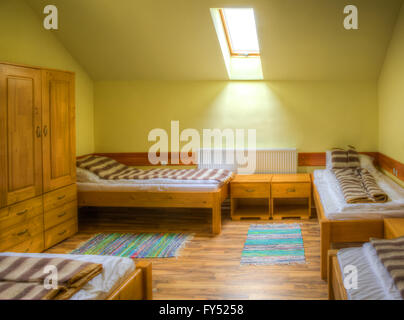 Auberge propre chambre avec lits et armoire Banque D'Images