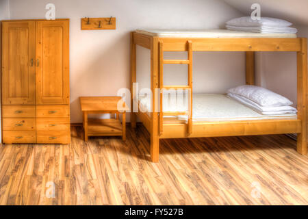 Auberge propre chambre avec lits superposés en bois. Banque D'Images