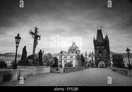 Le pont Charles en noir et blanc, Prague, République Tchèque Banque D'Images