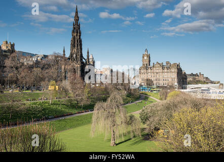 À l'est sur les jardins de Princes Street en direction du Scott Monument et de Balmoral Hotel Banque D'Images