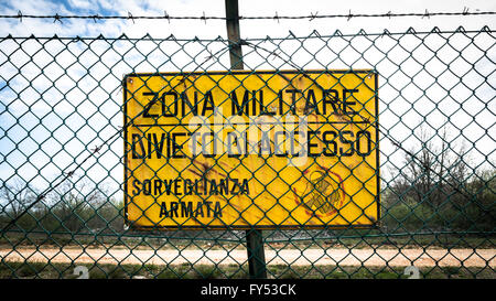 Panneau jaune qui lit dans la zone "Militaire italienne, pas d'entrée, de surveillance armés". Banque D'Images