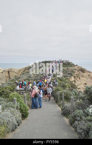 Les touristes à 12 Apôtres sur la Great Ocean Road - Australie Banque D'Images