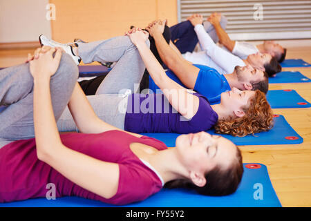 Group portant sur leur dos et de faire revenir la formation dans un centre de remise en forme Banque D'Images