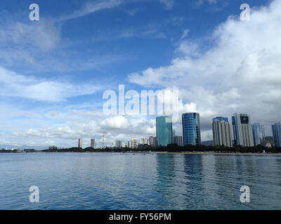 L'eau miroitant de Ala Moana Beach Condo avec les bâtiments et les grues de construction dans la distance au cours d'une belle journée sur l'islan Banque D'Images