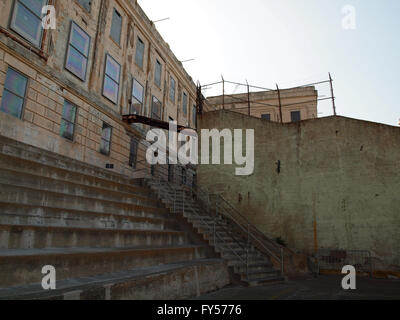Escalier menant à partir de la cour de la prison dans l'ancien bâtiment de  la prison sur l'île d'Alcatraz, en Californie Photo Stock - Alamy