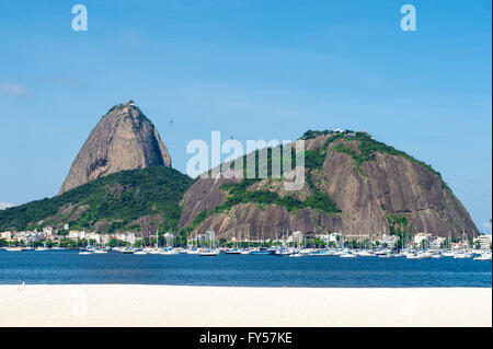 De jour Classique Vue de profil pittoresque de Pao de Acucar Sugarloaf Mountain à Rio de Janeiro, Brésil permanent au-dessus de la baie de Botafogo Banque D'Images