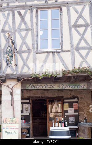 Vue de façade d'une maison à ossature bois la ville médiévale de Fources. Gers. La France. Banque D'Images