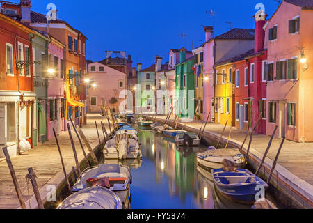 Canal et maisons colorées dans la soirée sur l'île de Burano, Venise, Italie Banque D'Images