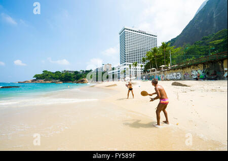 RIO DE JANEIRO - le 2 avril 2016 : Les Brésiliens jouer au paddle-ball (connu sous le nom de 'frescobol') près de l'hôtel Sheraton sur plage Vidigal. Banque D'Images