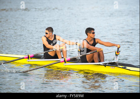 RIO DE JANEIRO - le 2 avril 2016 : rameurs se préparent à concourir dans une course sur Lagoa Rodrigo de Freitas Lagoon, un lieu pour les Jeux Olympiques Banque D'Images