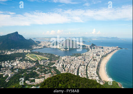 La vue panoramique sur la plage d'Ipanema et Lagoa vue depuis le dessus de la montagne Deux frères Dois Irmãos Banque D'Images