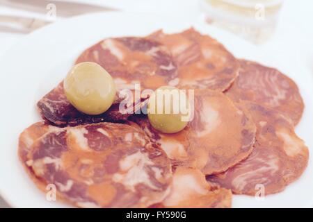 Des tapas espagnoles avec viandes mixtes et des olives Banque D'Images