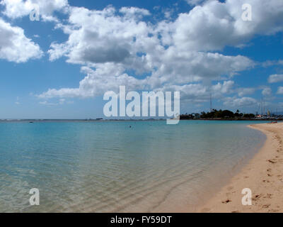 Les ondulations de l'eau de l'océan à l'Ala Moana Beach sur une belle journée sur l'île d'Oahu, Hawaii. Banque D'Images