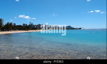 Les gens jouent à Ala Moana Beach avec des bâtiments de Waikiki et iconique Diamondhead dans la distance au cours d'une belle journée sur l'Est Banque D'Images