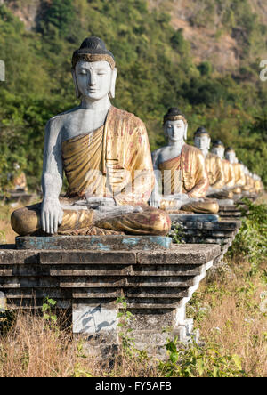 Les statues de Bouddha sont alignées en rangées au pied de Mt Zwegabin, Hpa-an, Karen, l'Etat de Kayin, Myanmar Banque D'Images