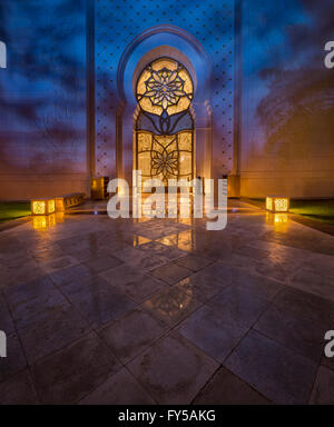 La Grande Mosquée Sheikh Zayed porte de luxe la nuit avec quelques belles lumières de couleur Banque D'Images