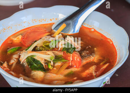 Soupe épicée avec champignons, la cuisson dans la cuisine Thaïlandaise Banque D'Images