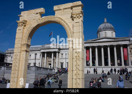 L'ampleur de la réplique 2 000 ans, l'Arc de Triomphe à Londres, Trafalgar Square. L'arc a été faite à partir de marbre égyptien par l'Institut d'archéologie numérique (IDA) en utilisant la technologie 3D, basée sur des photos de l'écran d'origine. Il se rendra dans les villes à travers le monde après avoir quitté Londres. Banque D'Images